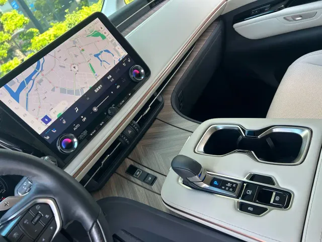 Lexus LM — Фото автомобиля 12