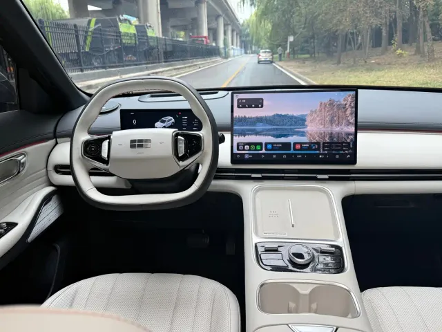 Geely Galaxy Starship 7 EM-i — Фото автомобиля 6