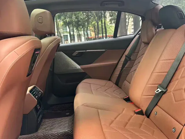 BMW 5 Series — Фото автомобиля 8