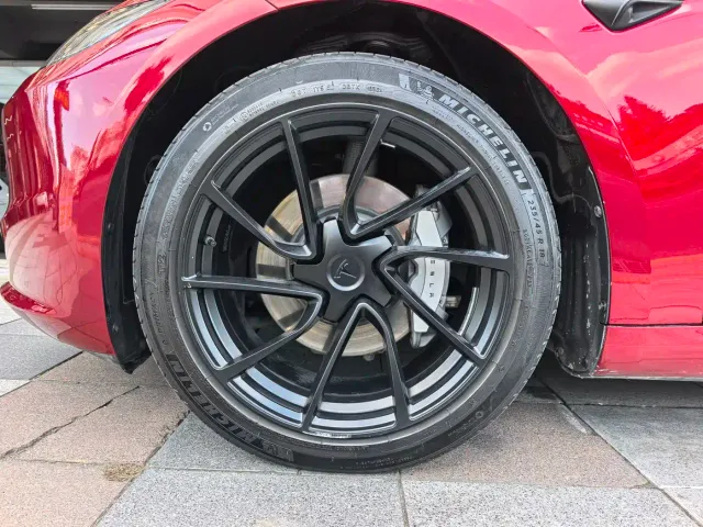 Tesla Model 3 — Фото автомобиля 24