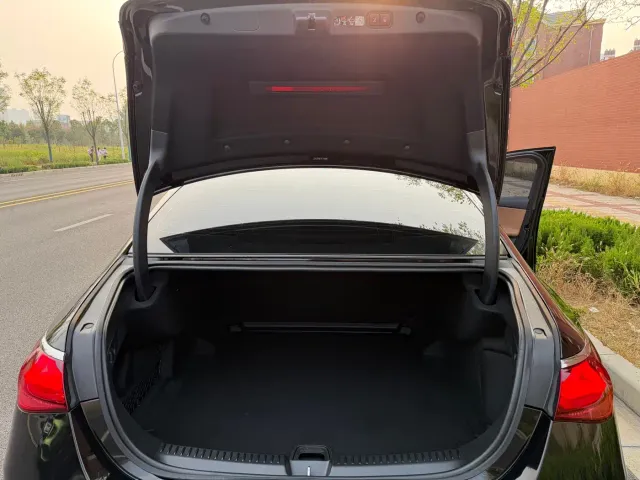 Mercedes-Benz E-Class — Фото автомобиля 17