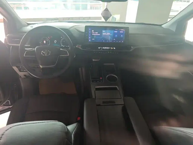 Toyota Sienna — Фото автомобиля 9