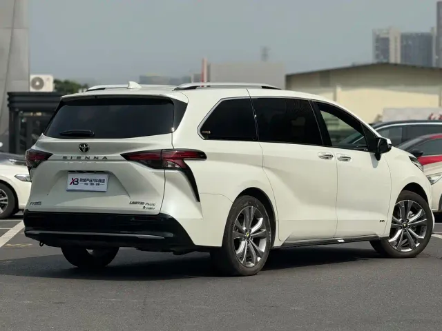 Toyota Sienna — Фото автомобиля 11