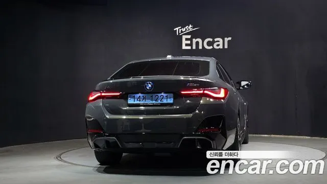 BMW i4 — Фото автомобиля 4
