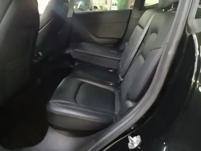 Tesla Model Y — Фото автомобиля 16