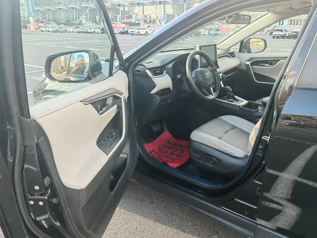 Toyota RAV4 — Фото автомобиля 10
