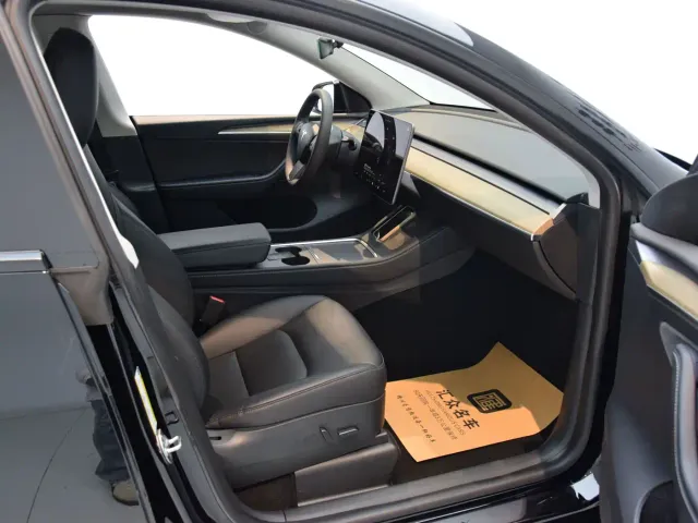 Tesla Model Y — Фото автомобиля 8