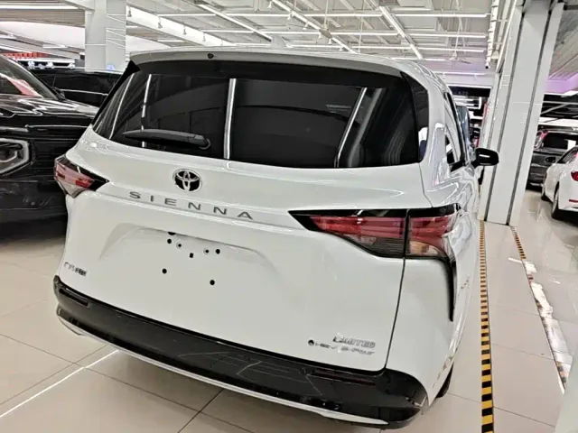 Toyota Sienna — Фото автомобиля 6