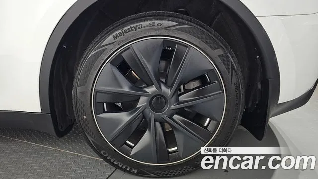 Tesla Model Y — Фото автомобиля 21