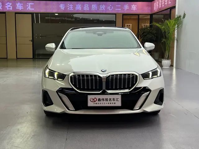 BMW 5 Series — Фото автомобиля 3