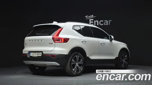 Вольво XC40 B4 Inscription — Фото автомобиля 2