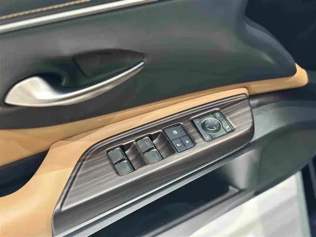 Lexus ES — Фото автомобиля 10