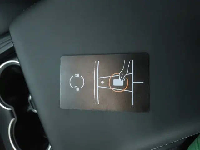 Tesla Model 3 — Фото автомобиля 8