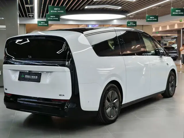 Li Auto MEGA — Фото автомобиля 7