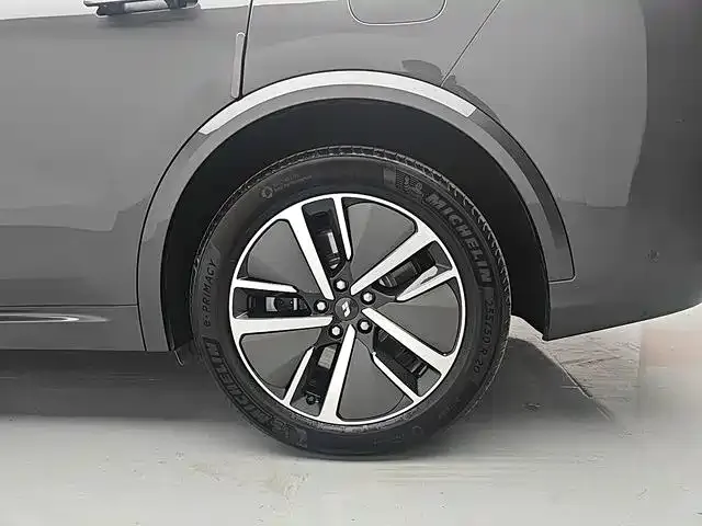 Li Auto L8 — Фото автомобиля 9
