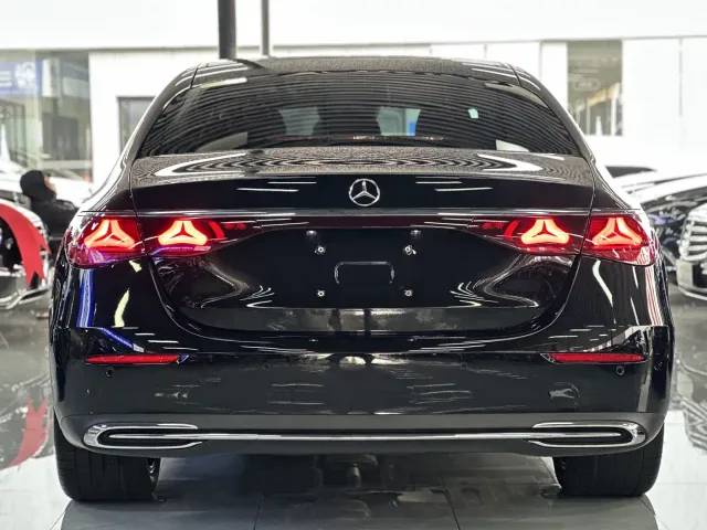 Mercedes-Benz E-Class — Фото автомобиля 15