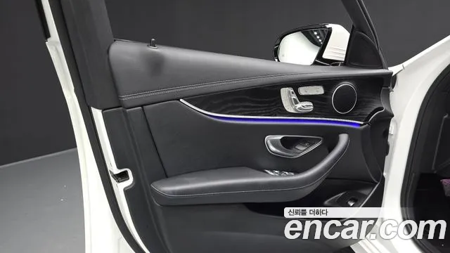 Mercedes-Benz E-Class — Фото автомобиля 21