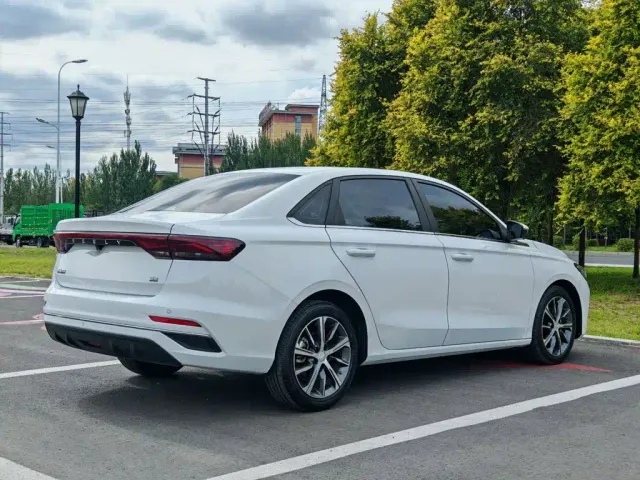 Geely Emgrand — Фото автомобиля 11