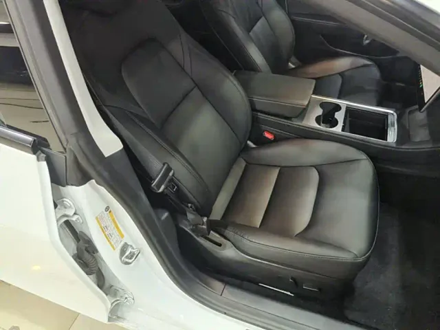 Tesla Model 3 — Фото автомобиля 24