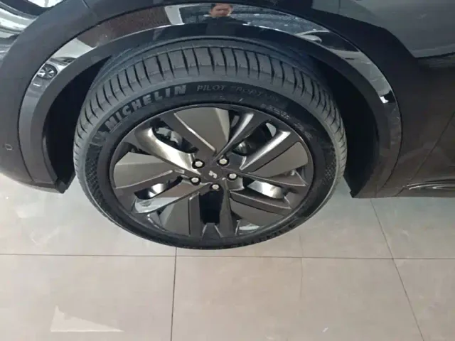 Li Auto L8 — Фото автомобиля 22