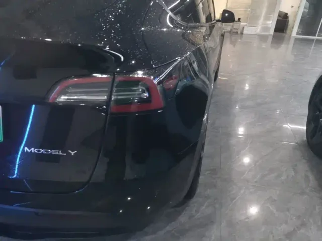 Tesla Model Y — Фото автомобиля 23