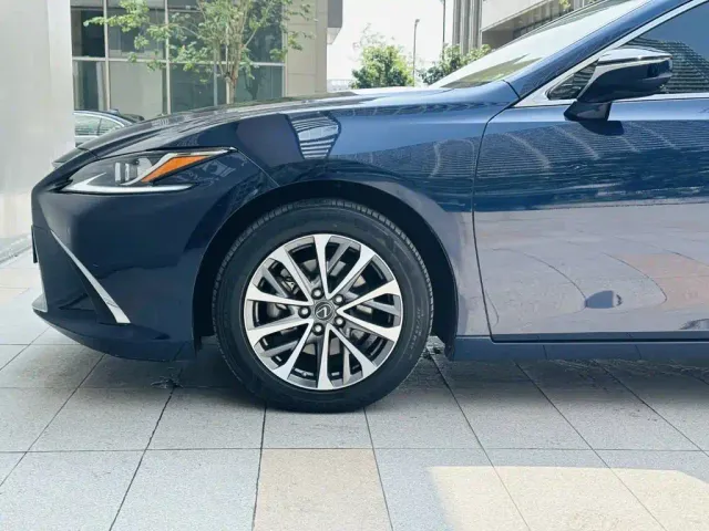 Lexus ES — Фото автомобиля 21