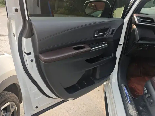Toyota Sienna — Фото автомобиля 7