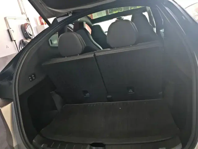 Tesla Model Y L — Фото автомобиля 18