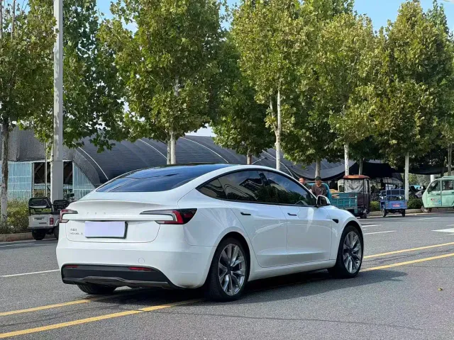 Tesla Model 3 — Фото автомобиля 7