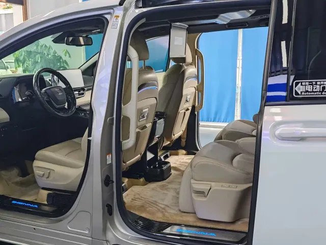 Toyota Sienna — Фото автомобиля 8