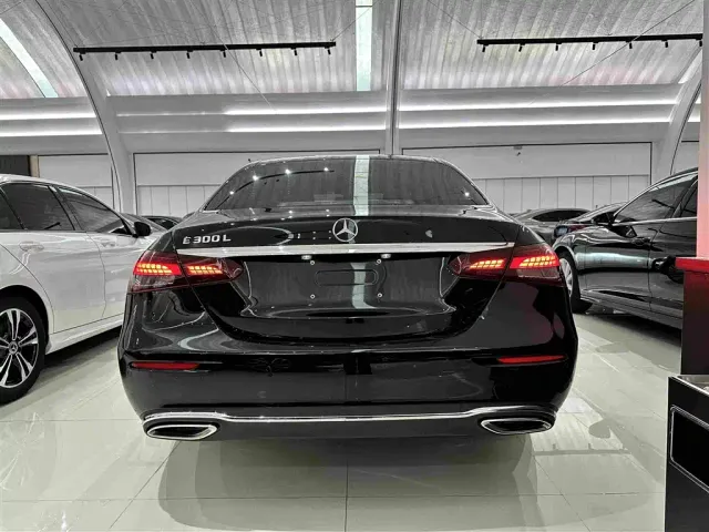 Mercedes-Benz E-Class — Фото автомобиля 3
