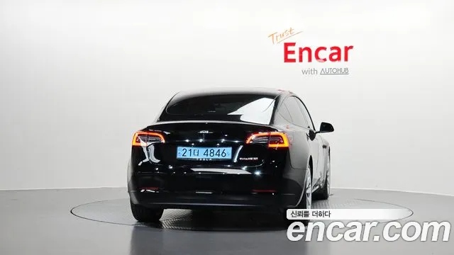 Tesla Model 3 — Фото автомобиля 4