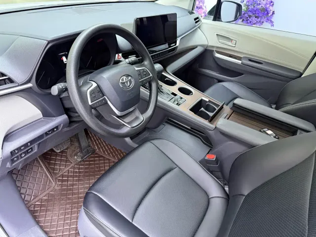 Toyota Sienna — Фото автомобиля 18