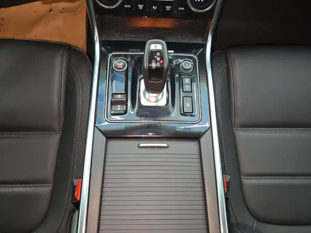 Jaguar XEL — Фото автомобиля 16