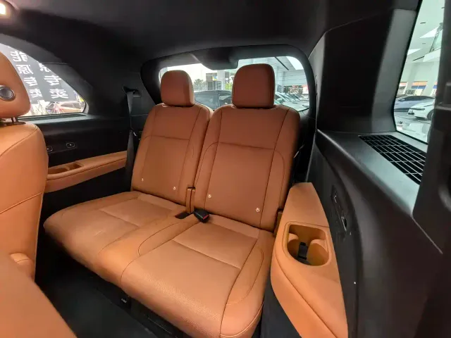 Li Auto L8 — Фото автомобиля 12