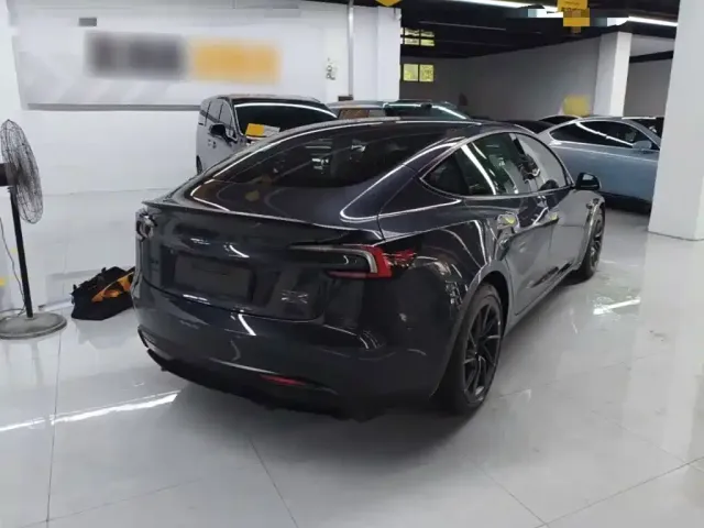 Tesla Model 3 — Фото автомобиля 4