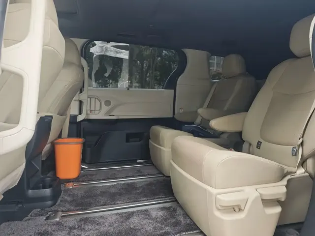 Toyota Sienna — Фото автомобиля 6