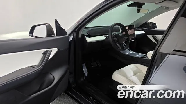 Tesla Model Y — Фото автомобиля 15