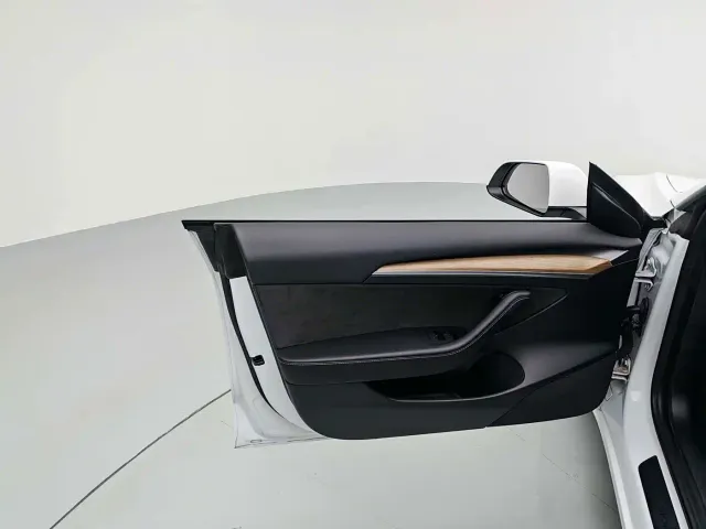 Tesla Model 3 — Фото автомобиля 12