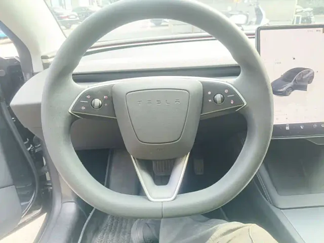 Tesla Model 3 — Фото автомобиля 10