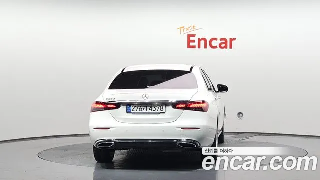 Mercedes-Benz E-Class — Фото автомобиля 4