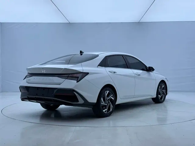 Hyundai Elantra — Фото автомобиля 4