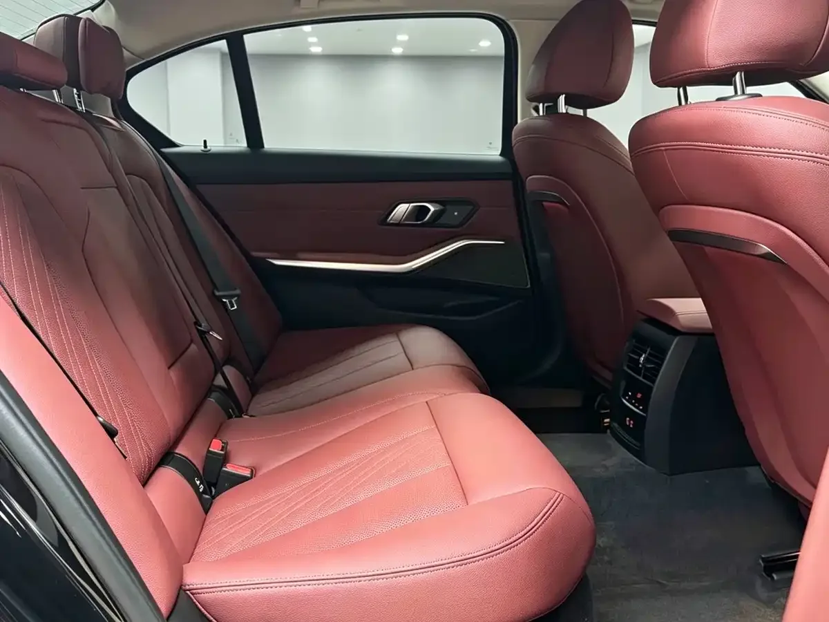 BMW BMW 3 Series 2026 330Li M Sport Shadowline Package — Фото автомобиля 9