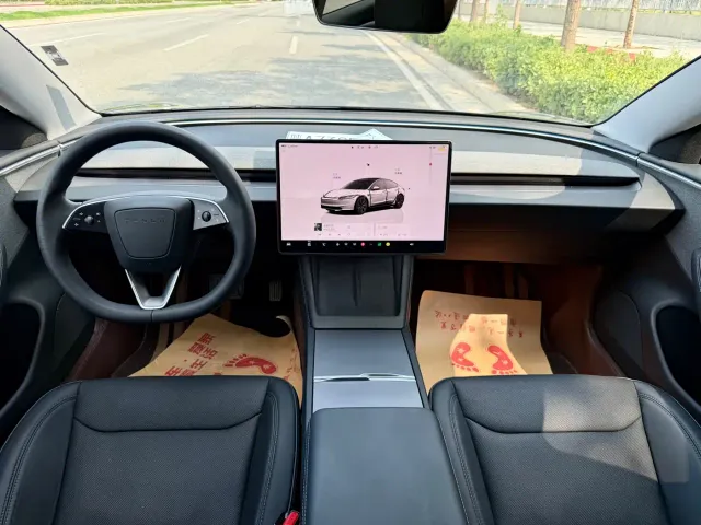 Tesla Model 3 — Фото автомобиля 9