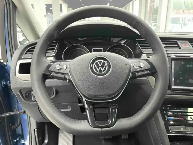 Volkswagen Touran — Фото автомобиля 8