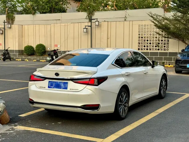 Lexus ES — Фото автомобиля 6