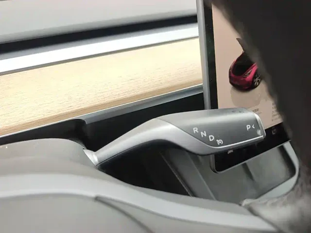 Tesla Model Y — Фото автомобиля 13