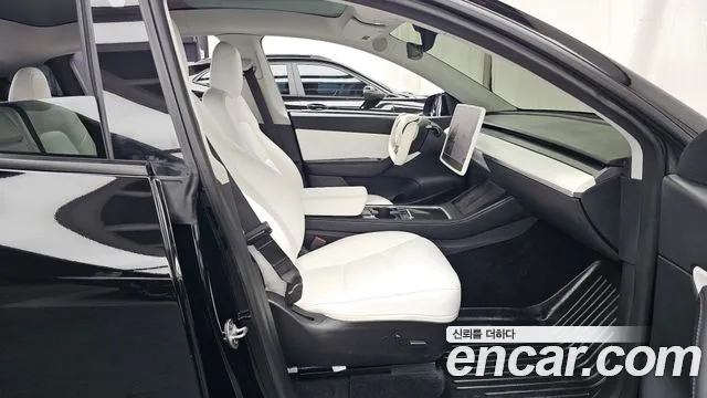 Tesla Model Y — Фото автомобиля 16