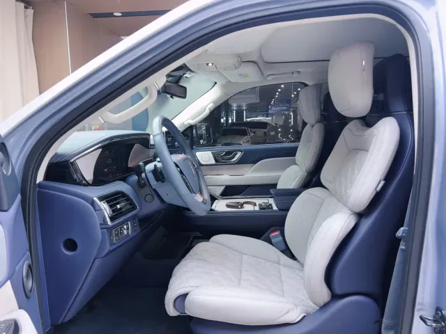 Lincoln Navigator One — Фото автомобиля 8
