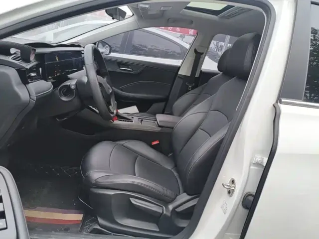 Roewe Roewe i5 2023 1.5L CVT Luxury Edition — Фото автомобиля 14